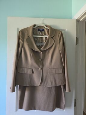 Womens Camel Jones New York Two-Piece Jacket and Skirt Set